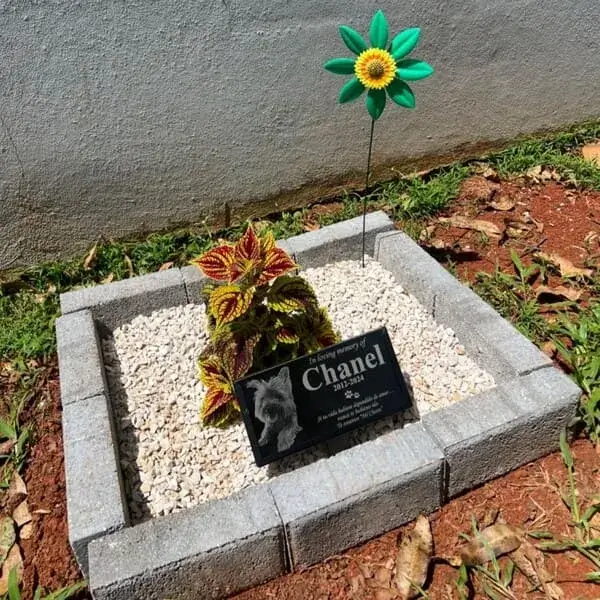 Pet Memorial Ideas 6 Outdoor Pet Memorial_